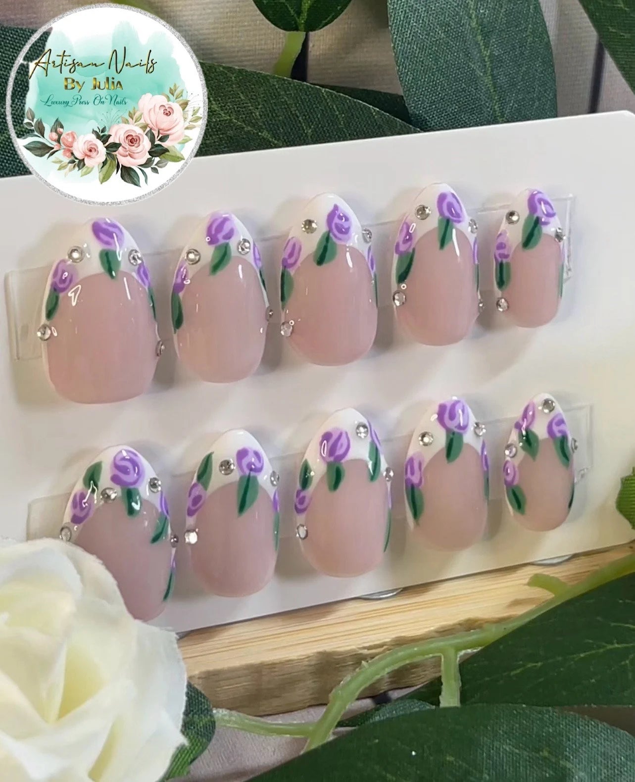 LAVENDER HAZE - Gel Press on Nails - Lot de 10 faux ongles French Tip avec roses lilas et diamants - Fabriqué sur commande