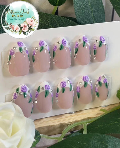 LAVENDER HAZE - Gel Press on Nails - Lot de 10 faux ongles French Tip avec roses lilas et diamants - Fabriqué sur commande
