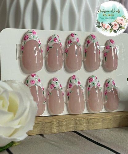 ROSEBUD - Gel Press on Nails - Lot de 10 faux ongles French Tip avec roses roses et perles - Fabriqué sur commande