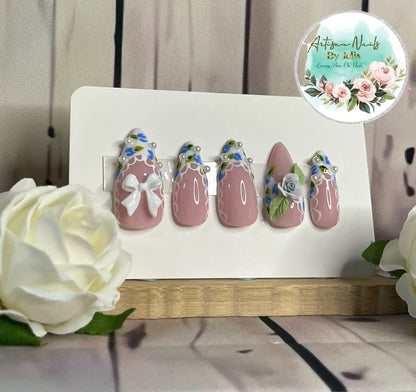 ROSEBUD BLUE - Juego de 10 uñas francesas con rosas azules y perlas