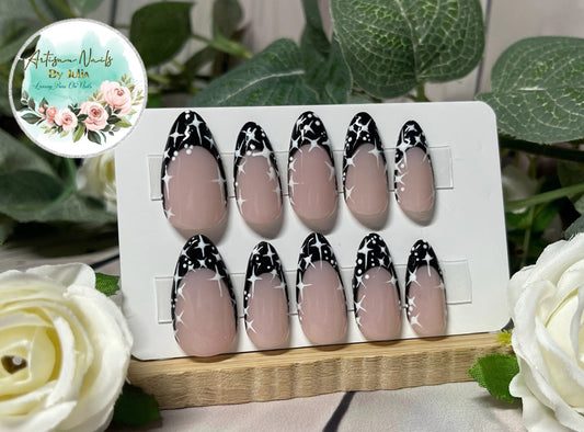 CLEAR SKIES - Faux ongles gel à presser - Lot de 10 faux ongles noirs à pointe française avec étoiles - Fabriqués sur commande