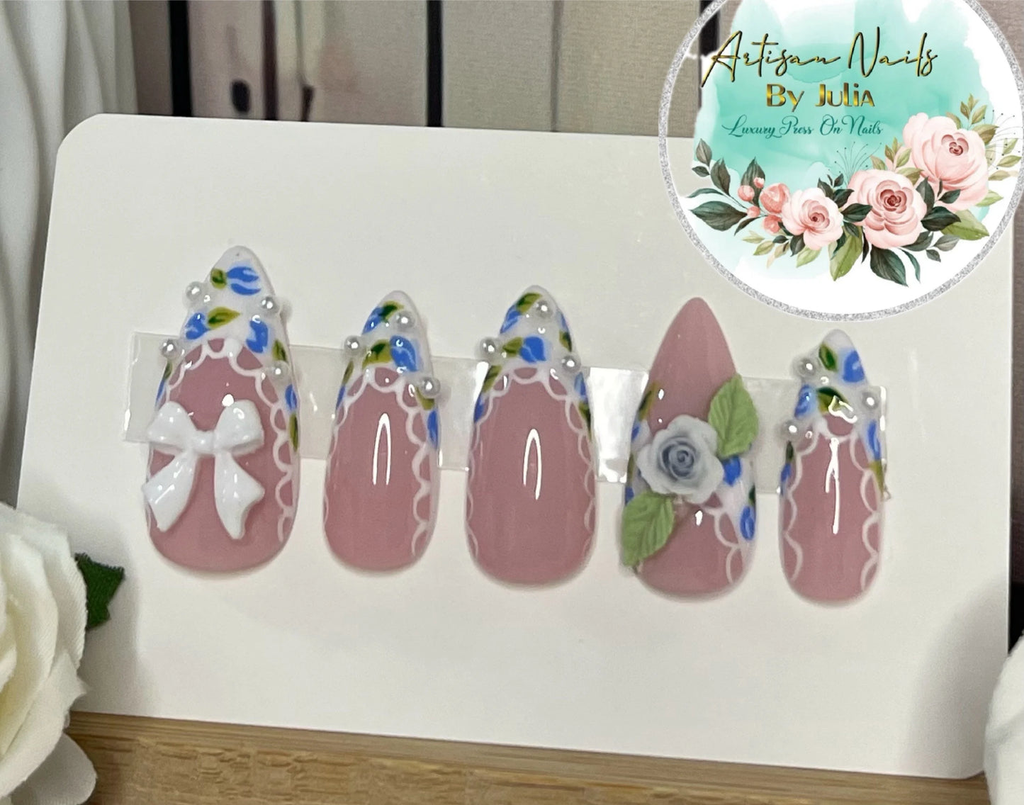 ROSEBUD BLUE - Juego de 10 uñas francesas con rosas azules y perlas