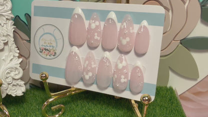Deja que tu poder brille: juego de 10 uñas con efecto ombré morado y hoja de oro.