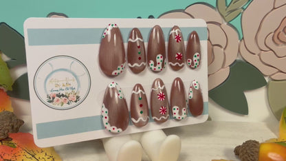 Gingerbread Lane | Cat Eye Christmas Press On Nails